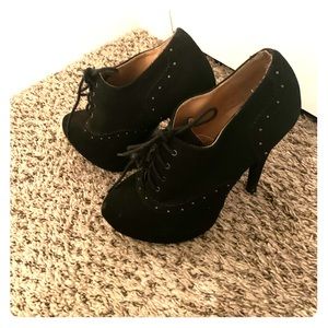 Black platform shoe